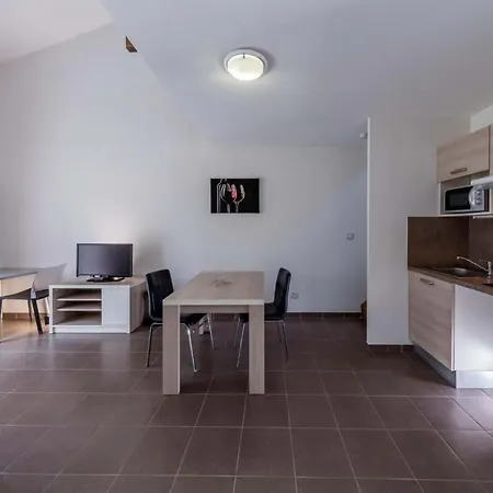 Terres De France - Le Domaine De Bacchus Holiday park